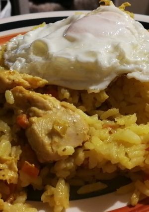 Una foto de Pollo y arroz con curry
