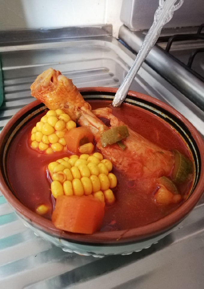 Una foto de Caldo de pollo guisado a mi estilo 💯% mexicano