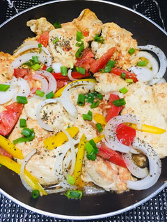 Una foto de Wok de Pechugas de Pollo al Vino Blanco con Pimientos !🥘
