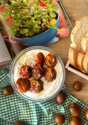 Una foto de Dip de yogur griego y tomatitos