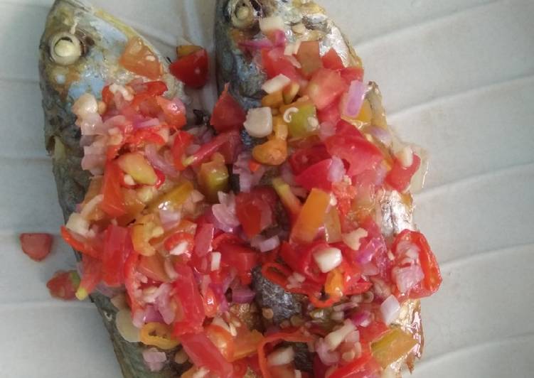 Cara Gampang Menyiapkan Ikan kembung panggang tabur sambal matah Anti Gagal
