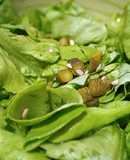 Ensalada de lechuga, pepinillos y semillas de maravilla