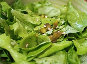 Una foto de Ensalada de lechuga, pepinillos y semillas de maravilla