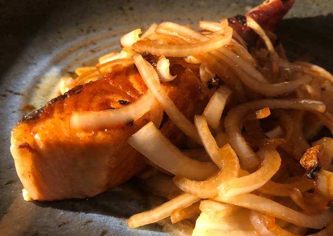 Salmon with soy sauce and onion