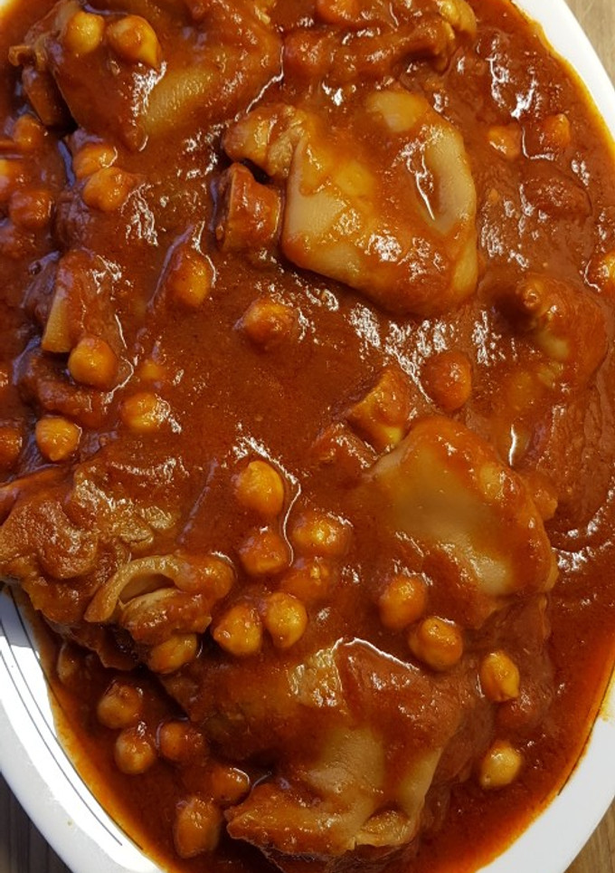 Una foto de Manitas de cerdo con garbanzos en olla express