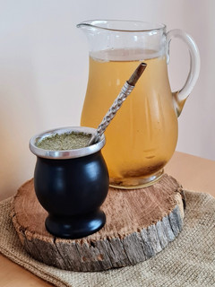 Una foto de Tereré bien helado y antinflamatorio 🧉 Tereré saludable con jengibre, canela y limón 🫚 🌱 🍋