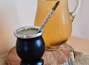 Una foto de Tereré bien helado y antinflamatorio 🧉 Tereré saludable con jengibre, canela y limón 🫚 🌱 🍋