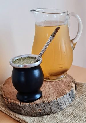 Una foto de Tereré bien helado y antinflamatorio 🧉 Tereré saludable con jengibre, canela y limón 🫚 🌱 🍋