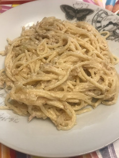 Una foto de Espaguetis con salsa carbonara de atún