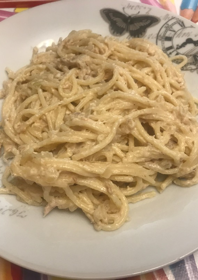 Una foto de Espaguetis con salsa carbonara de atún