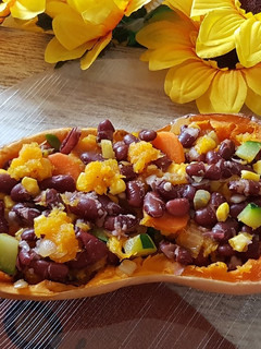 Una foto de Calabaza asada rellena de alubias y verduras