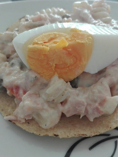 Una foto de Tostadas de ensalada de atún