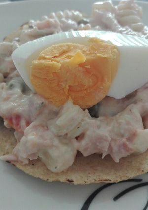 Una foto de Tostadas de ensalada de atún