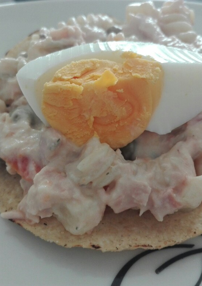 Una foto de Tostadas de ensalada de atún