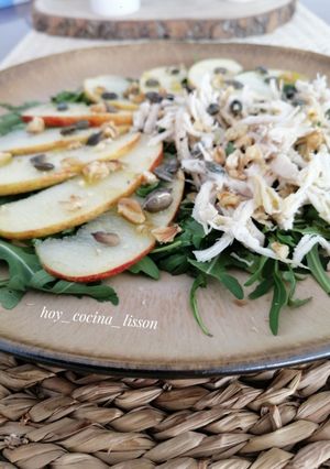 Una foto de Ensalada de rúcula y pollo