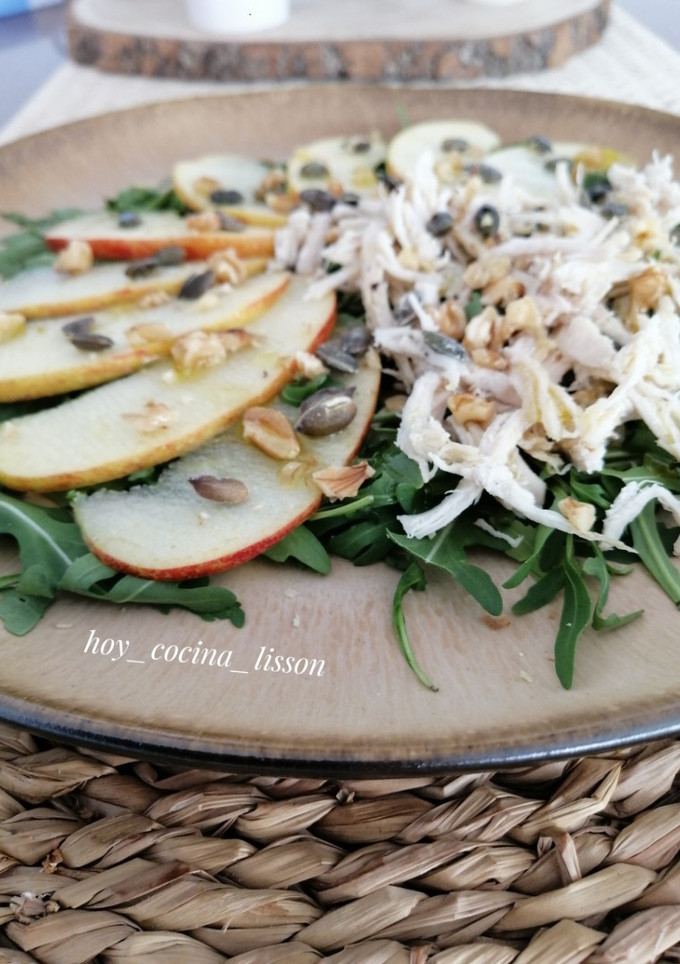 Una foto de Ensalada de rúcula y pollo