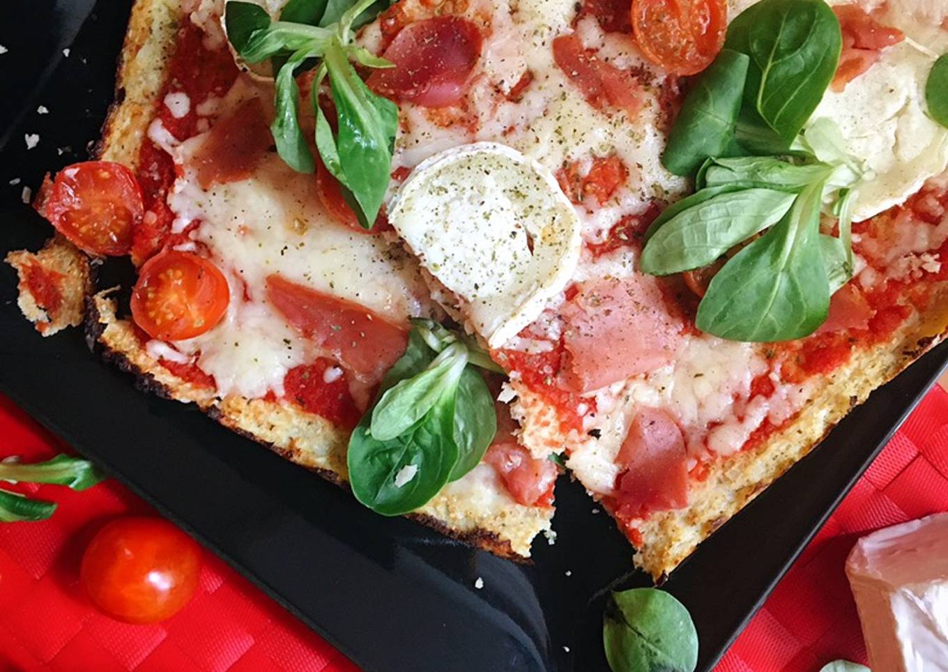 Pizza de jamón y rulo de cabra con base de coliflor