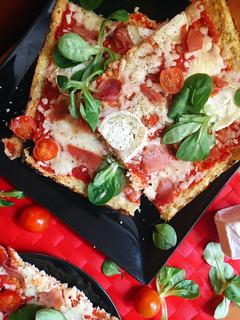 Una foto de Pizza de jamón y rulo de cabra con base de coliflor