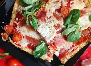 Foto principal de Pizza de jamón y rulo de cabra con base de coliflor
