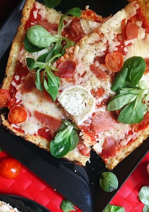 Una foto de Pizza de jamón y rulo de cabra con base de coliflor