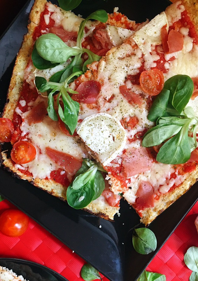 Una foto de Pizza de jamón y rulo de cabra con base de coliflor
