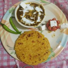 A picture of Palak paneer nal makki di roti te hari march de nal.