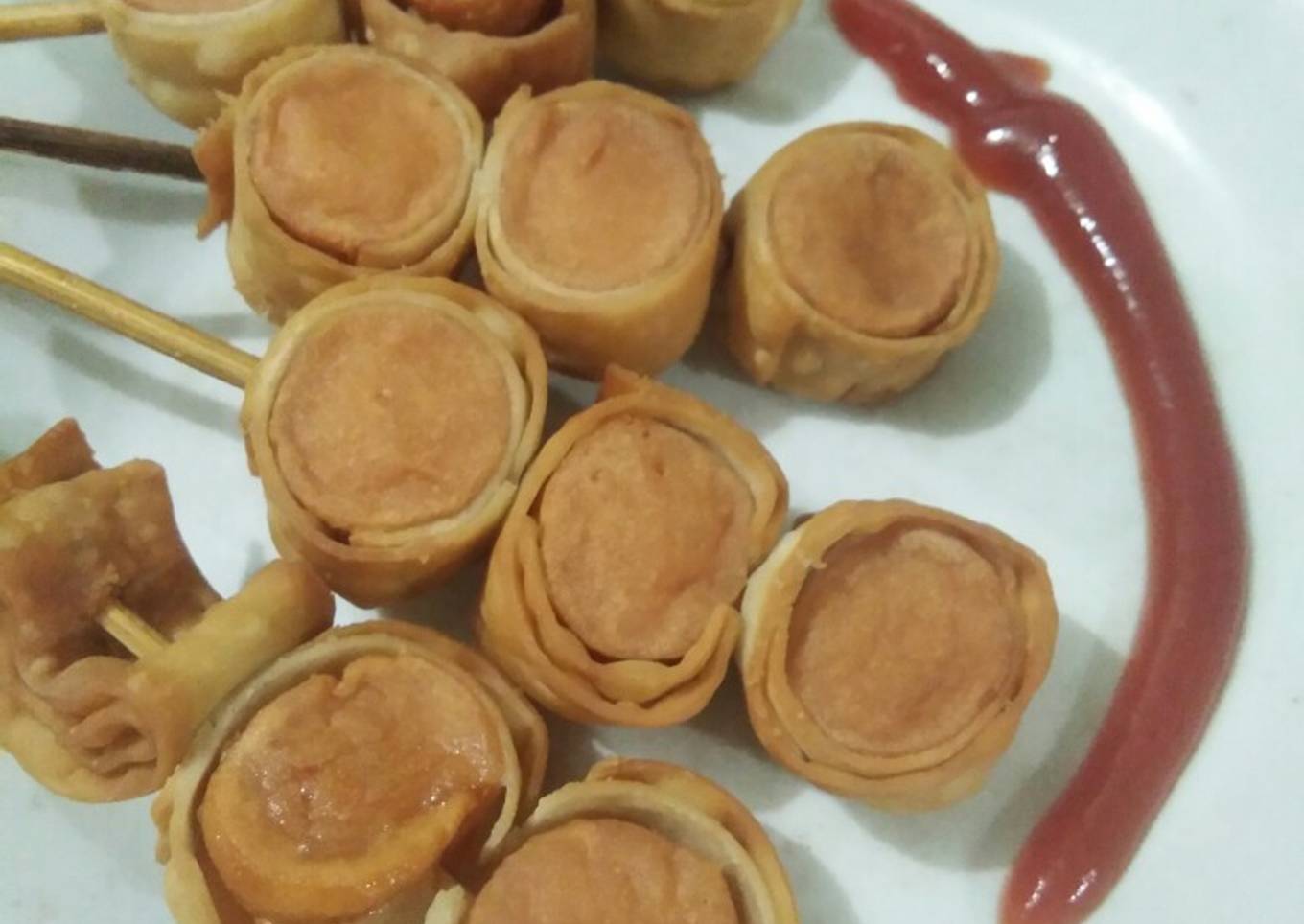Sate sosis goreng kulit pangsit