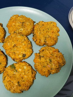 Una foto de Nuggets de verduras con salsa de yogur