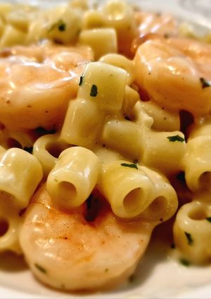 Une photo de Pâtes sauce blanche avec des crevettes