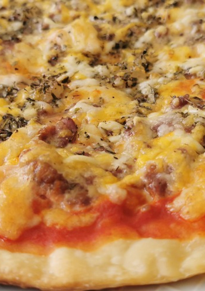 Una foto de Pizza de Carne picada y Tocino ibérico