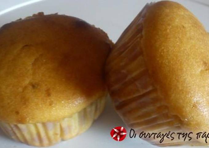 κύρια φωτογραφία συνταγής Muffins γιαουρτιού γεμιστά με μαρμελάδα