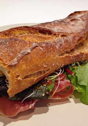 Una foto de Bocadillo de jamón serrano con cariño "PlisPlás"