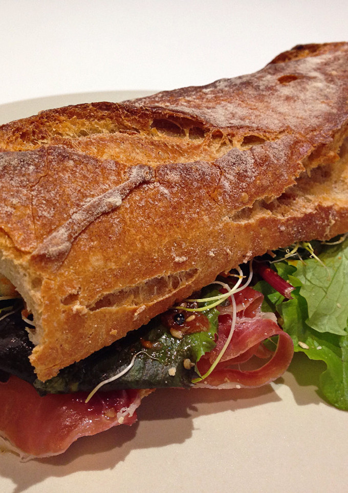Una foto de Bocadillo de jamón serrano con cariño "PlisPlás"