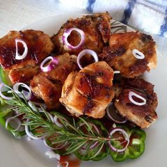 A picture of Spicy crispy grilled chicken pieces.