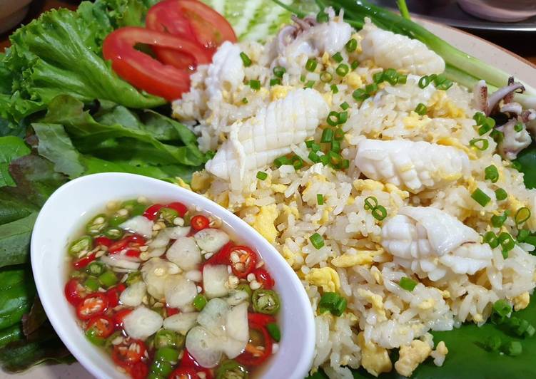 ข้าวผัดไข่ใส่ปลาหมึก