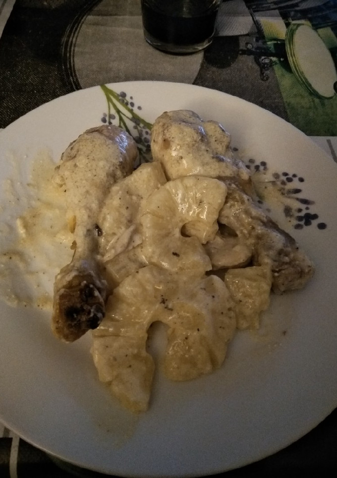 Una foto de Muslos de pollo con piña en su jugo