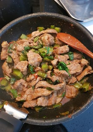รูปของ สันคอหมูผัดพริกแกงโหระพาถั่วพู low carb ไม่ใส่กะทิ