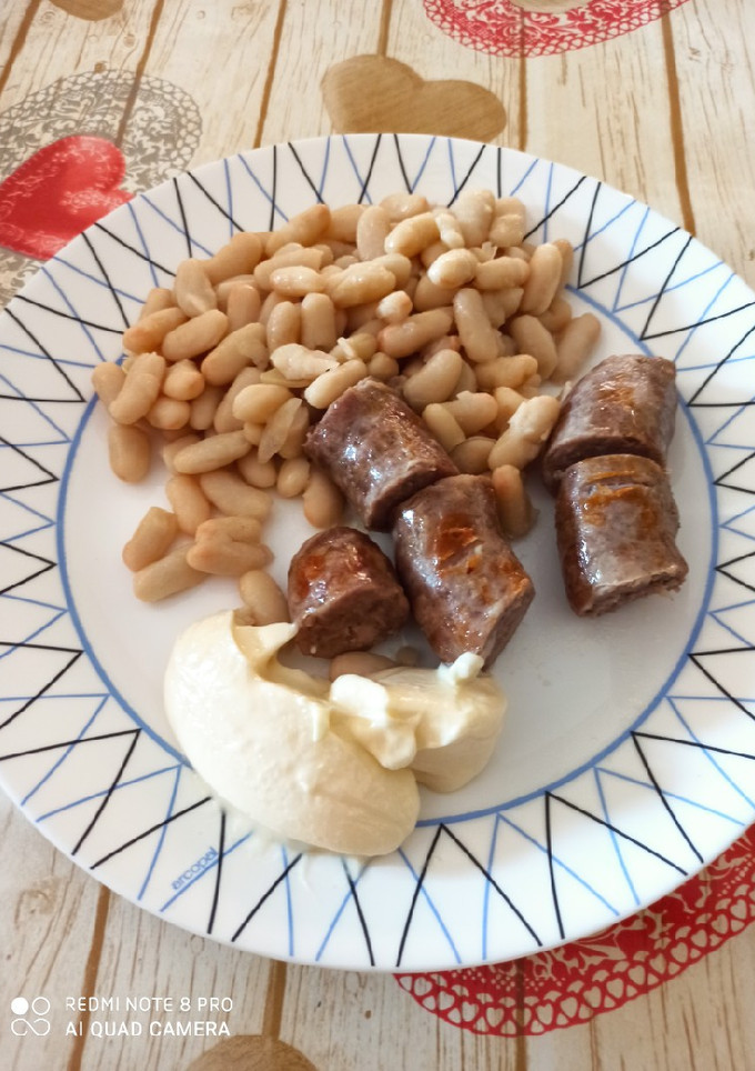 Una foto de Mongetes con butifarra
