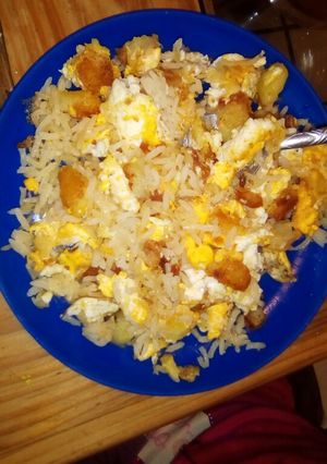 Una foto de Huevo con papas y arroz
