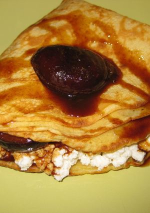 Túrós-szilvás-fahéjas teljes kiőrlésű palacsinta recept fotója