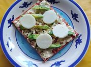 Una foto de pizza de palmitos y jamón