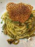 Linguine alle vongole e carciofi con cialda alla curcuma