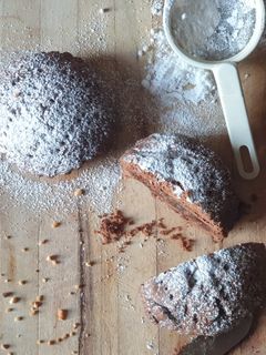 Foto di Crostatine di frolla vegan al cacao e marmellata di limoni