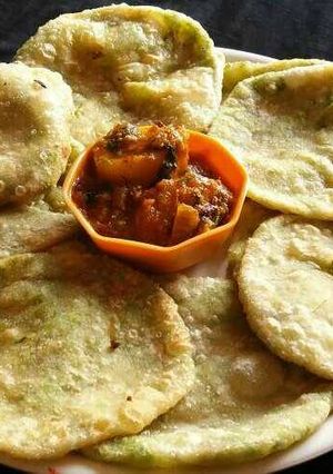 কড়াইশুঁটির কচুরি ও আলুর দম বাঙালি ধাঁচে তৈরি রেসিপির প্রধান ছবি