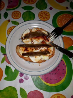 Una foto de Tostadas de queso fresco picante con anchoas