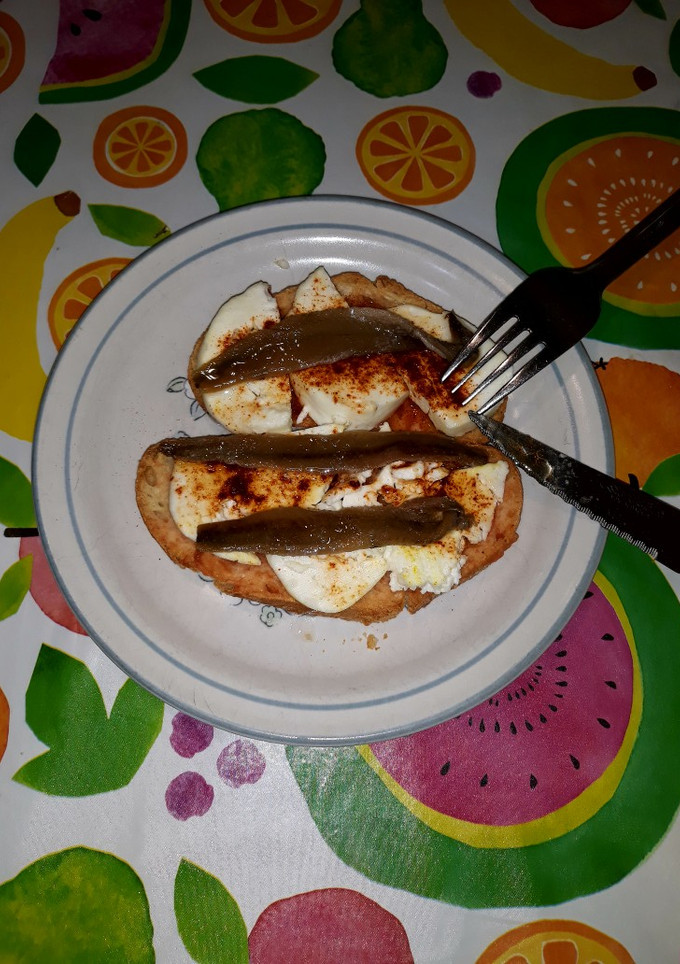 Una foto de Tostadas de queso fresco picante con anchoas