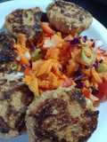 Hamburguesas de cerdo con semillas y ensalada multicolor