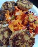 Hamburguesas de cerdo con semillas y ensalada multicolor