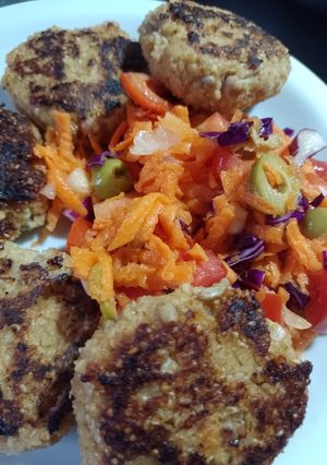 Una foto de Hamburguesas de cerdo con semillas y ensalada multicolor