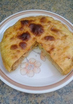 A picture of Fluffy and light chicken pie.